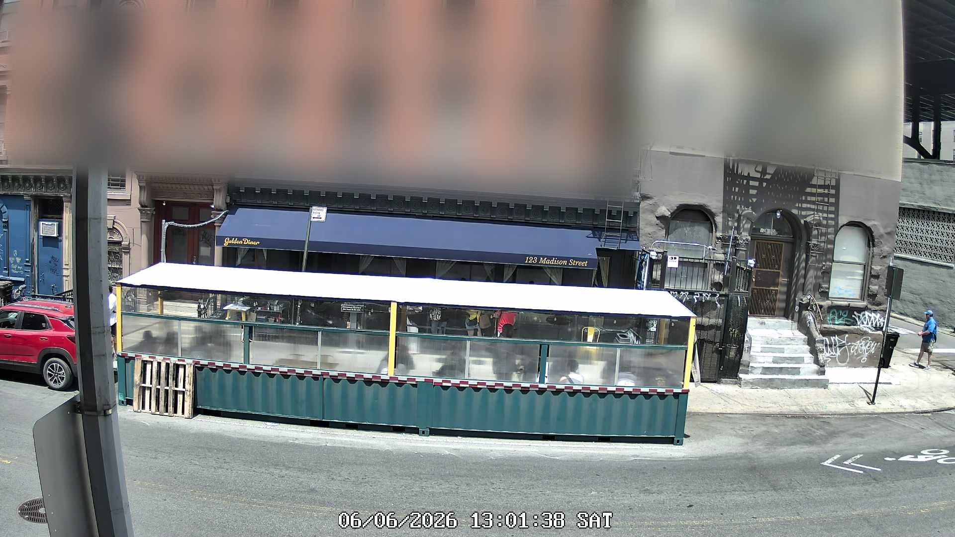 Golden Diner wait time — live line camera