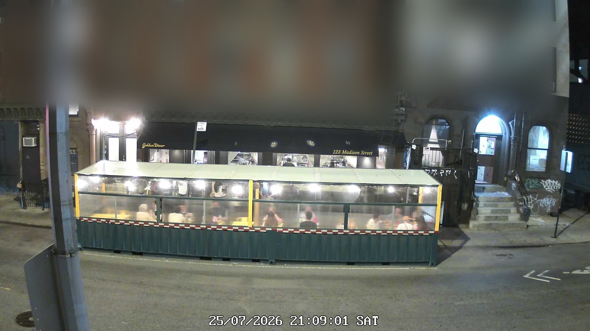 Golden Diner wait time — live line camera