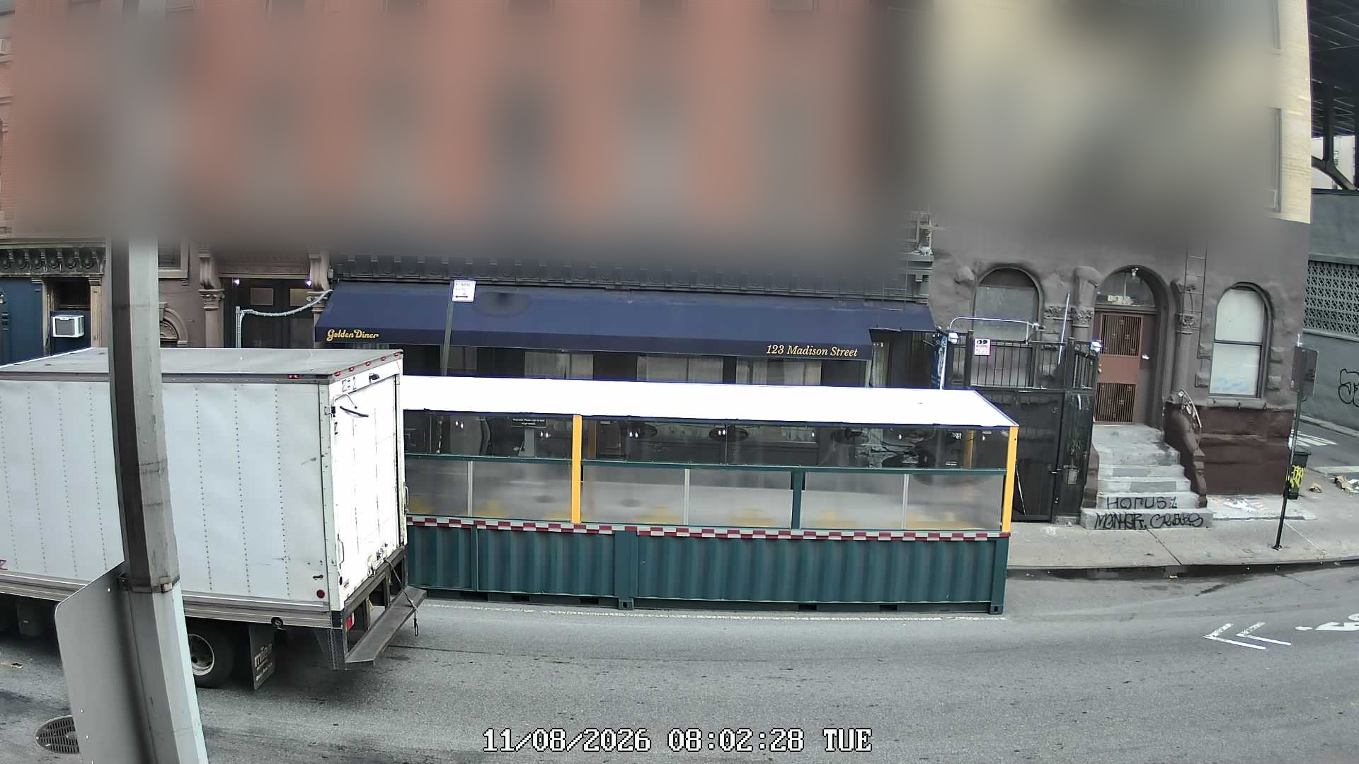 Golden Diner wait time — live line camera