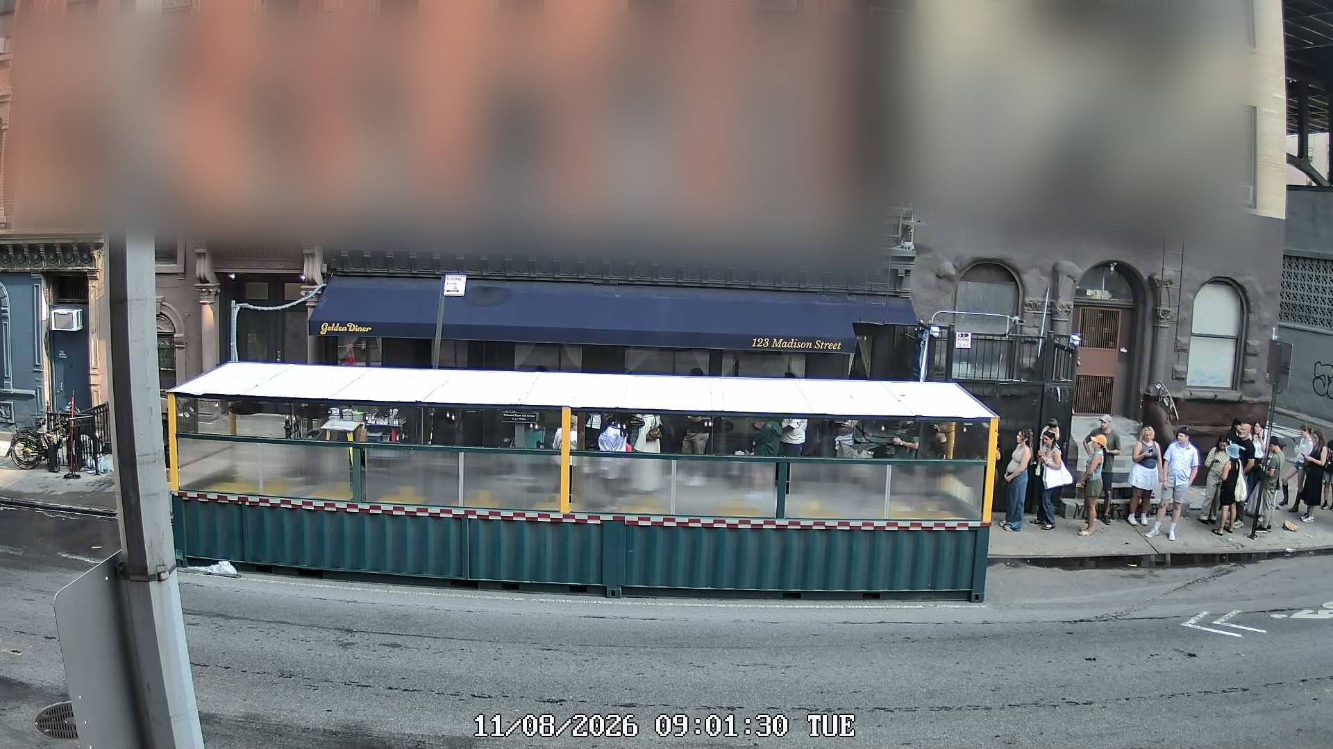 Golden Diner wait time — live line camera
