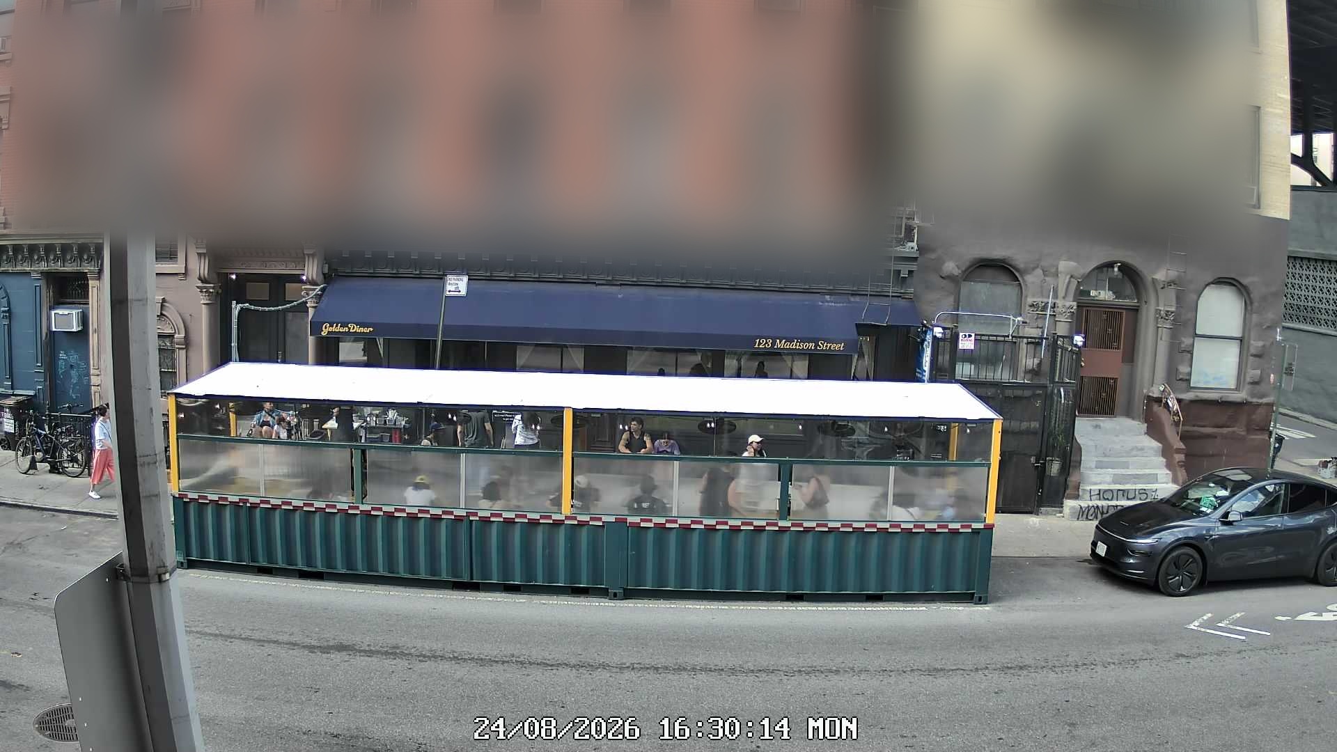 Golden Diner wait time — live line camera