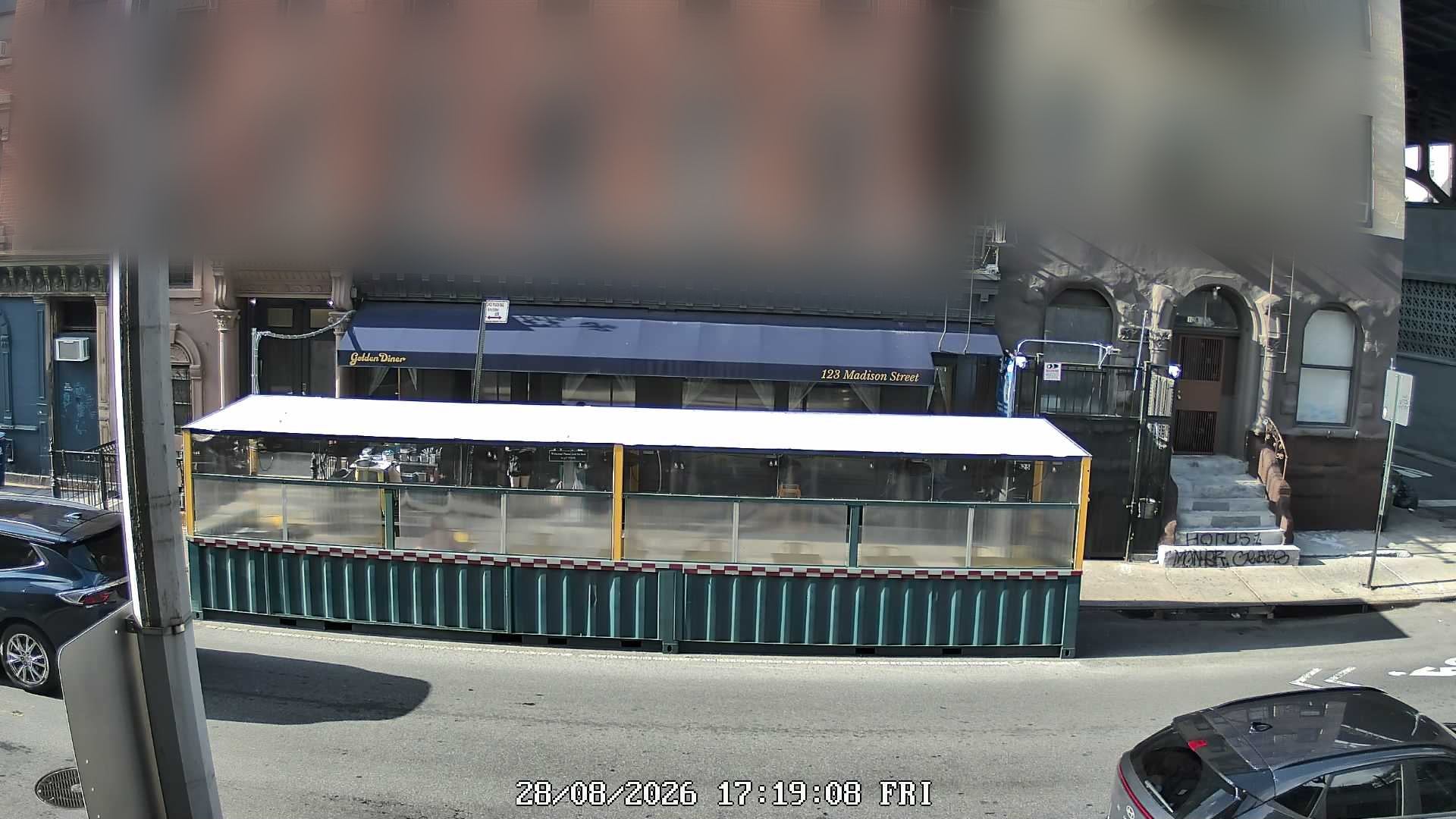 Golden Diner wait time — live line camera