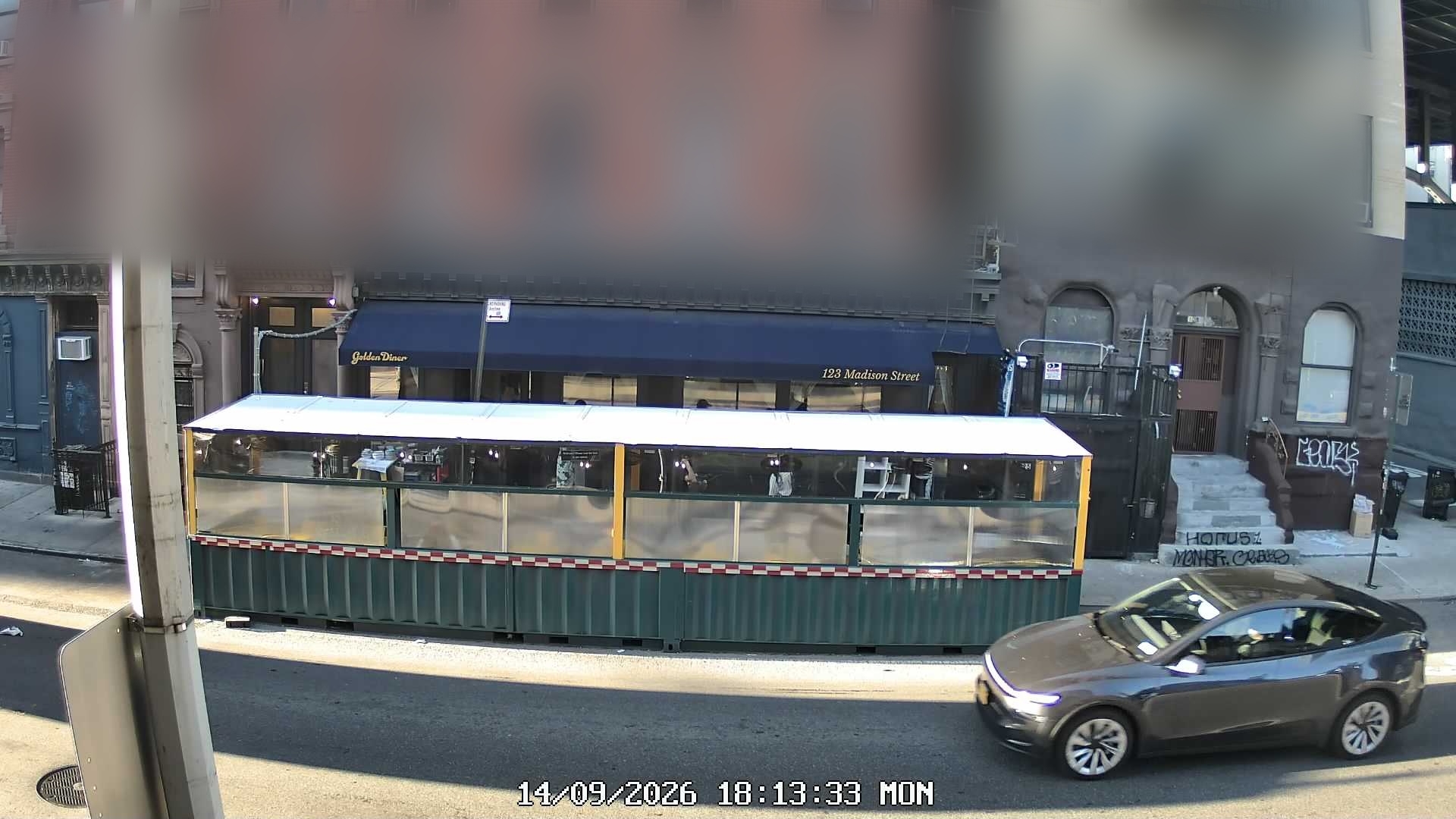 Golden Diner wait time — live line camera