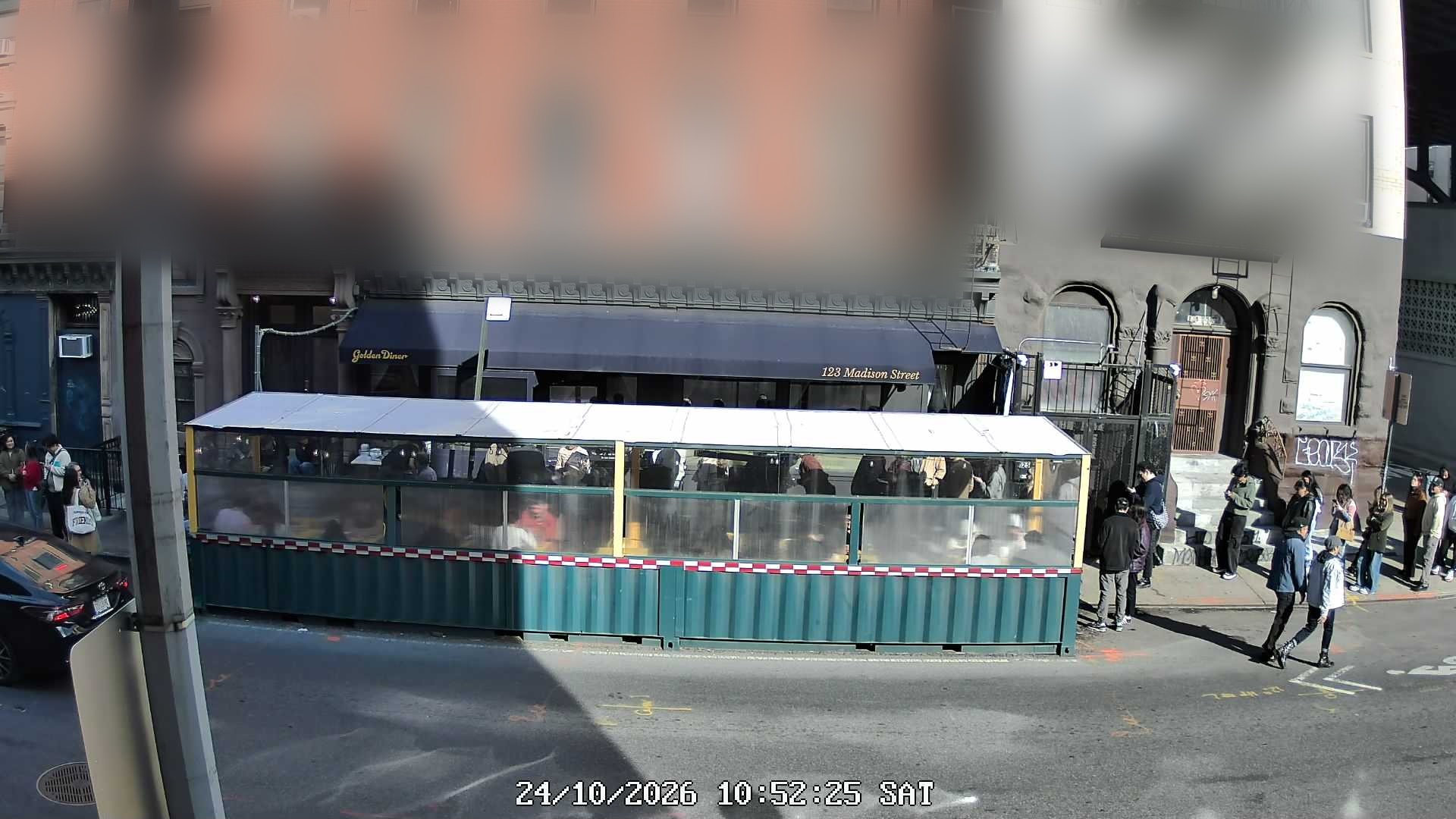 Golden Diner wait time — live line camera