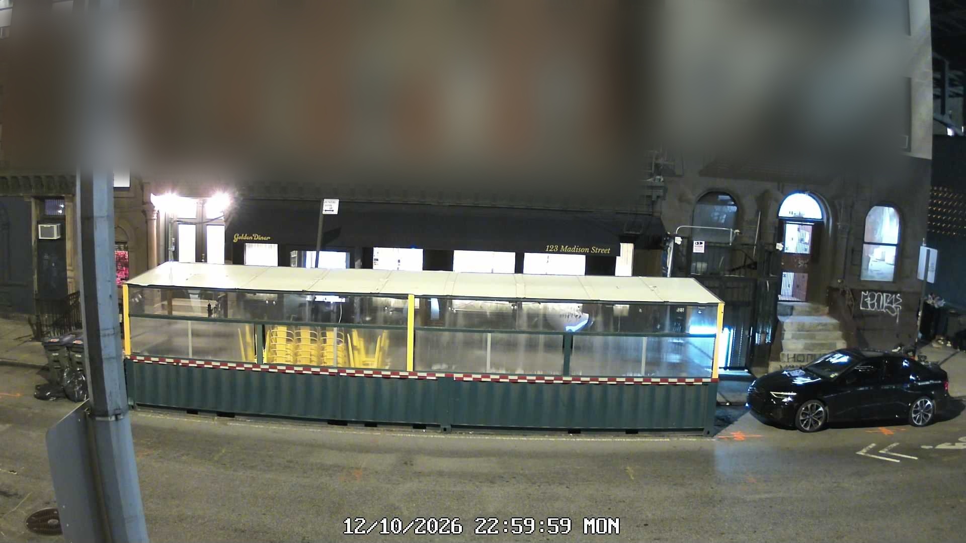 Golden Diner wait time — live line camera